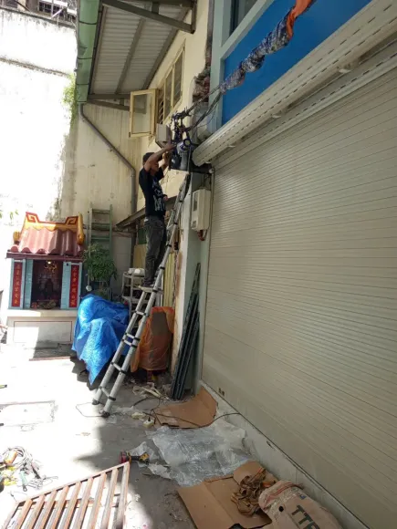 Lắp Đặt Cửa Cuốn Đức Chuẩn Xác: Nâng Tầm An Toàn & Thẩm Mỹ Cho Ngôi Nhà Bạn